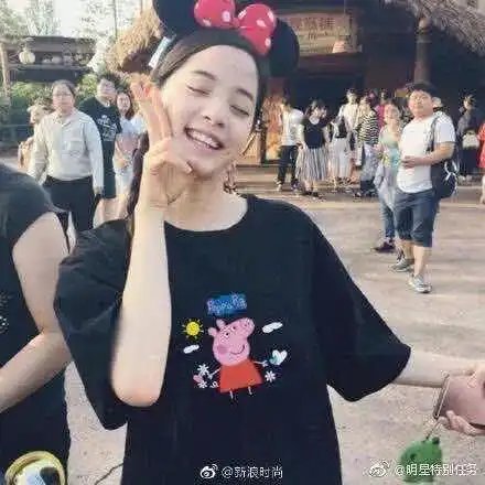 小情侣晚饭后出门逛了个街,男朋友没了女孩傻眼竟然是因为一个小猪佩奇