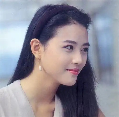 老牌金庸女郎同台比美,李若彤周海媚同样54岁,身材却大有不同
