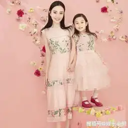 李小璐带甜馨游天安门,母女穿亲子装扎马尾,甜馨已长到妈妈胸口