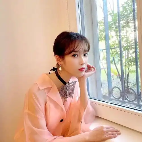 iu许久未营业又有大动作了第3套也太仙了吧