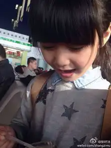 一个小女孩背着书包头像