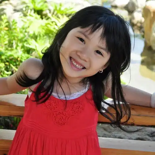 甄子丹女儿16岁生日,汪诗诗晒甄济如成长记录,灵动可爱像妈妈