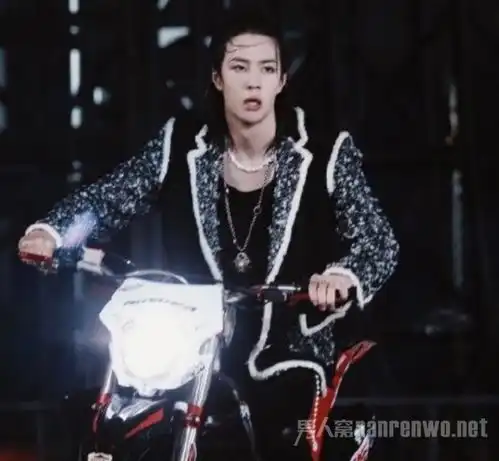 王一博专业动作请勿模仿骑着摩托车超酷盖