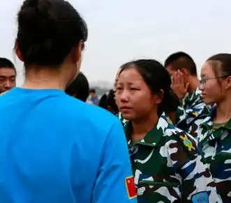 军训营学生近距观歼10战机与女飞互动激动流泪