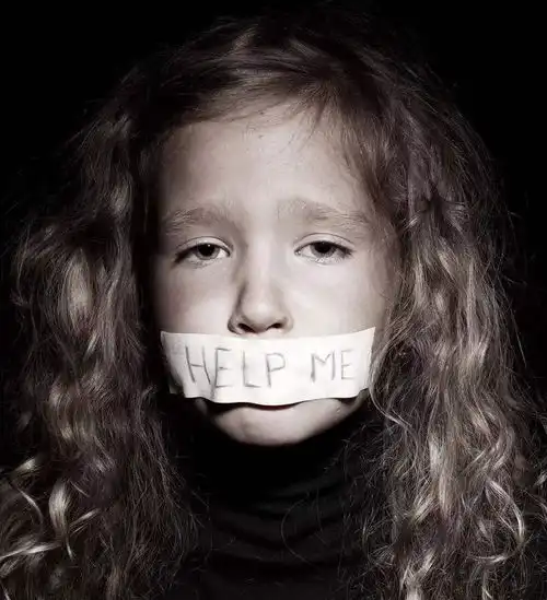 6岁被虐女童生父要求严惩前妻钳子拔牙烫掉头发,喂猫屎和烟头烧掉嘴唇