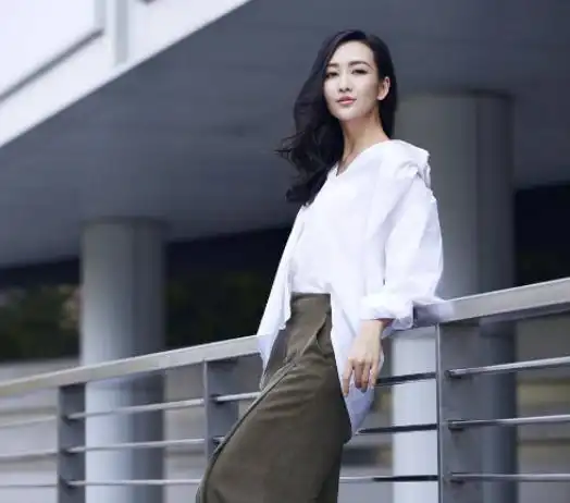她在3岁时被父母抛弃,好心邻居将她抚养长大,如今成当红明星
