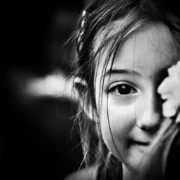 求图黑白照片一个小女孩脸有点脏大概3到5岁笑起来很可爱