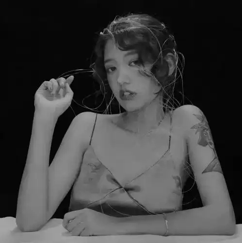 黑白女生头像
