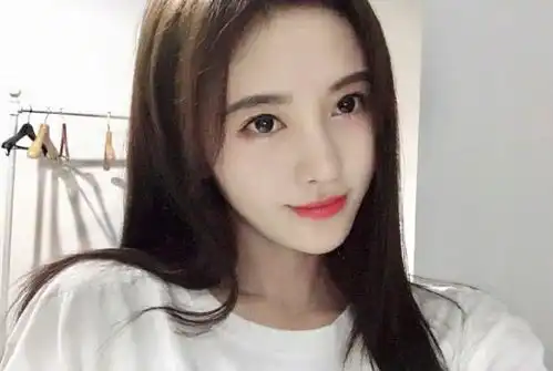 李小璐近照曝光大秀好身材,却被网友吐槽撞脸鞠婧祎