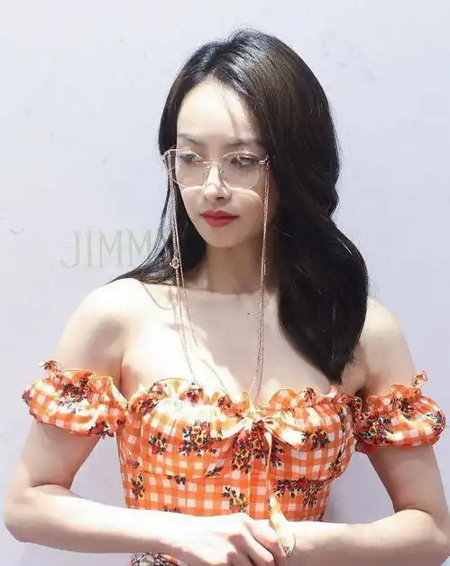 宋茜新造型美得冒泡,碎花格纹裙搭金边眼镜,高冷女神范十足