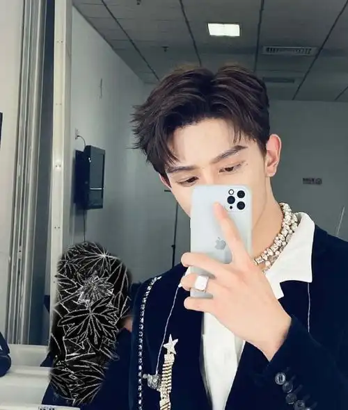 朴灿烈出轨人数超10人还讨厌队友疑交往超三年女友发长文爆料