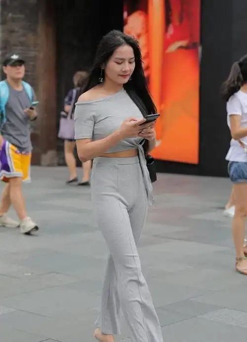 成熟女孩实在文雅,紧身瑜伽裤更添魅力,吸睛感足