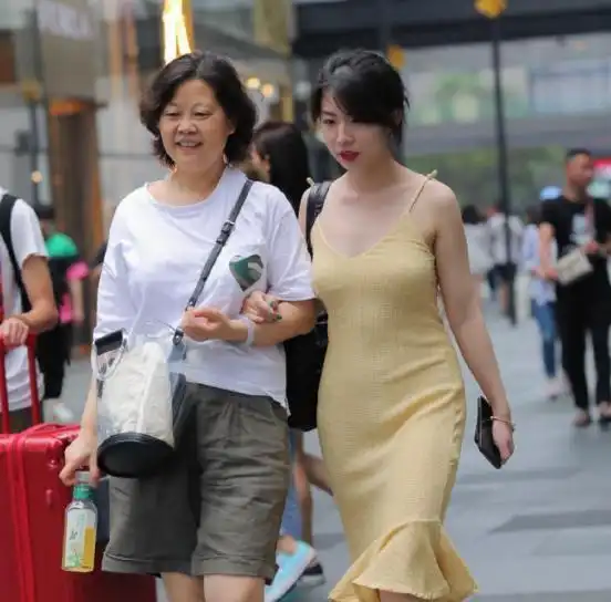 30岁的女性也要有自信美女穿焦黄色荷叶裙,淑女气质遮不住