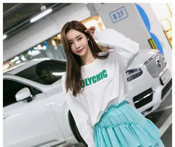 美女白色t恤搭配蓝色不规则百褶裙青春靓丽美,让你拥有整个夏天
