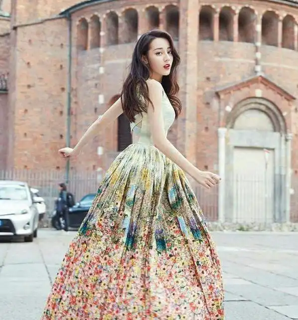 80后的女人别总穿裤子,瞧瞧迪丽热巴的碎花裙穿搭,比同龄人高级