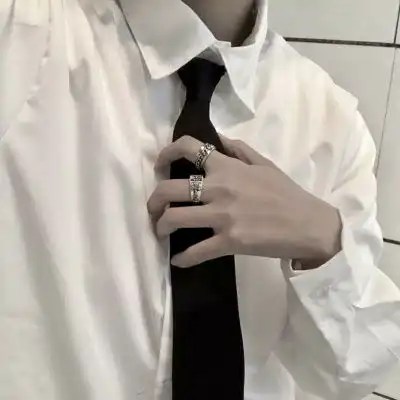 白色简约头像男