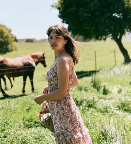 这个夏季你露了吗露背裙穿搭值得借鉴,清凉还时髦