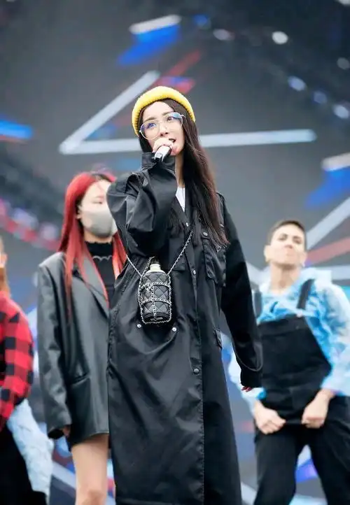 杨幂文艺风搭配高调现身,全黑look太好看,不愧是女王