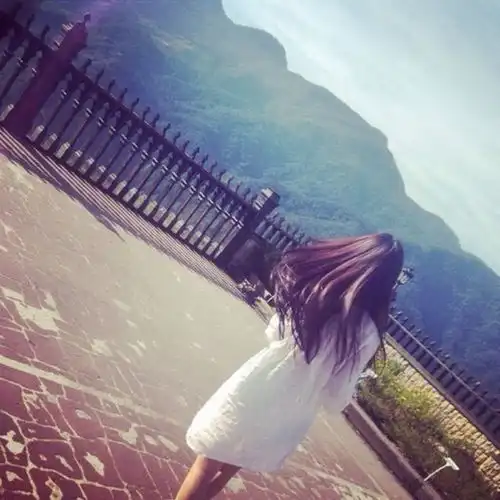 女人伤感黑白背影头像动