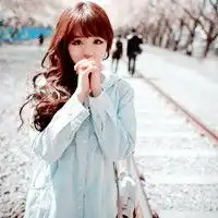 阿宝色女生头像碎花洋裙的优雅