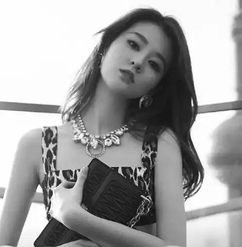 气质女孩乔欣的时尚感真好,这还是欢乐颂里的乖乖女吗,太震撼了