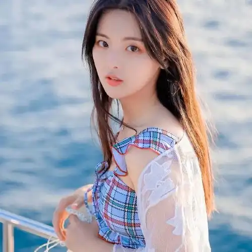 见过世面的女人,穿碎花单品这种颜色一定不会选,杨超越却是例外