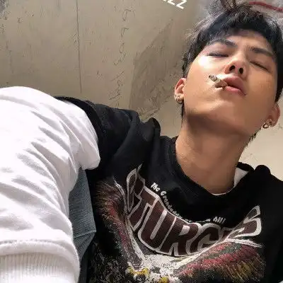 头像女的欧美风抽烟