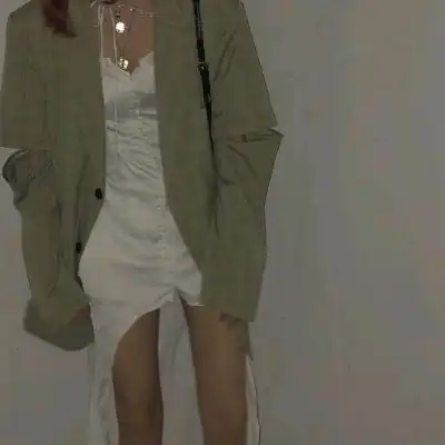 30岁女人用的微信头像性感部位胸和腿