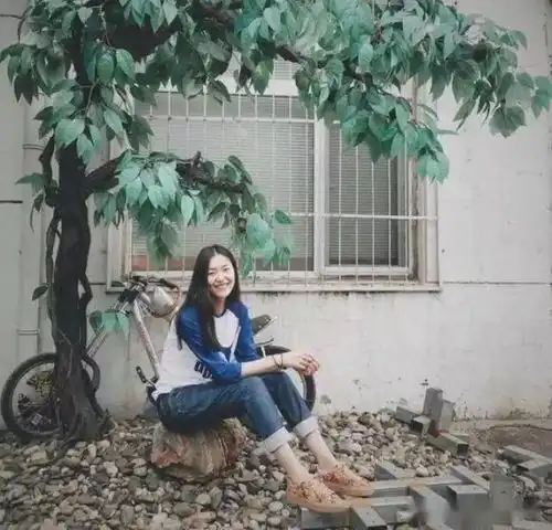 摄影技巧丨适合女生出游使用的8个拍照姿势,拍好美翻朋友圈