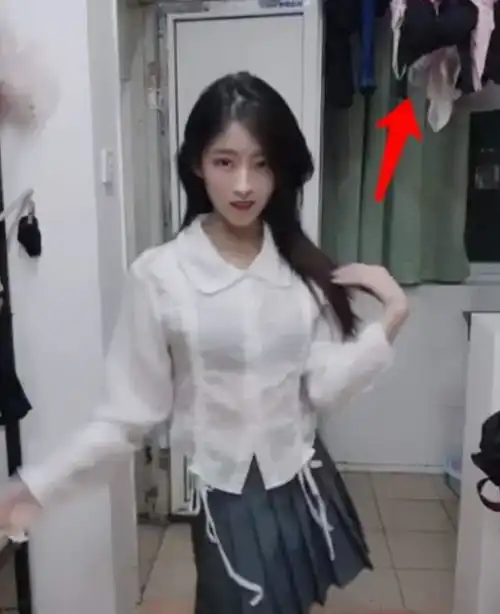 12岁女孩打扮超出年龄,妈妈很担心,查过手机后瞬间流泪