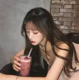 qq可爱小女孩头像背着