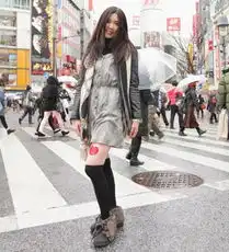 南京房展商家出怪招模特美背绘户型图