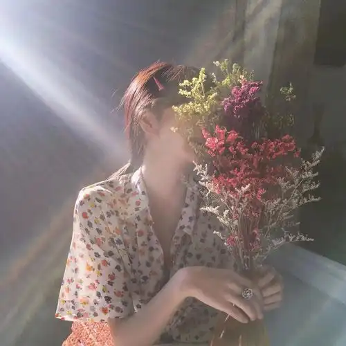女生头像带花真人市场花
