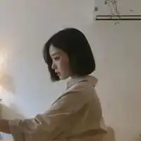 女头部位头像短发中分