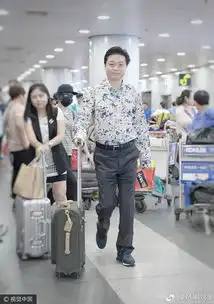 崔永元携女助理同行满脸笑碎花衬衣头发锃亮