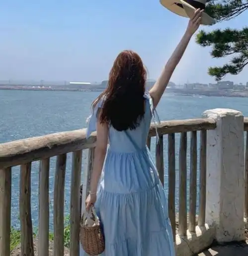 扔掉你的碎花裙吧,今年流行这3条裙子,时髦显瘦还很高级