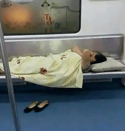 实拍地铁美女们的奇葩睡姿,网友都对第六张非常关注