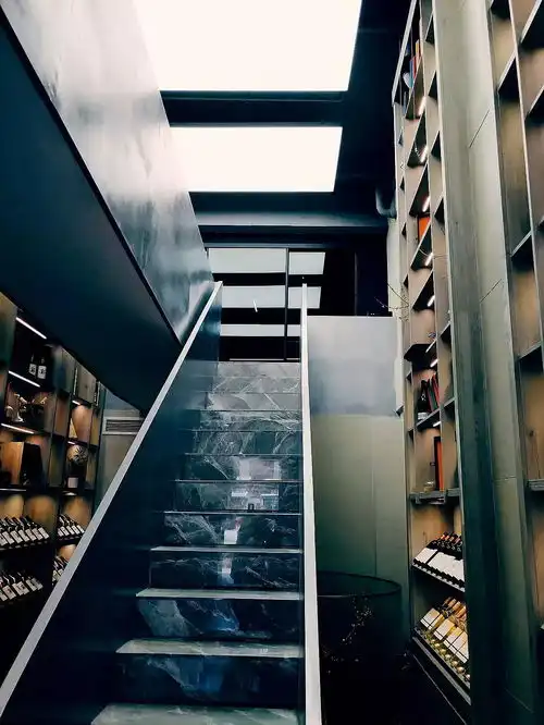 超好待遇招聘红酒体验馆文案设计销售地下酒吧...