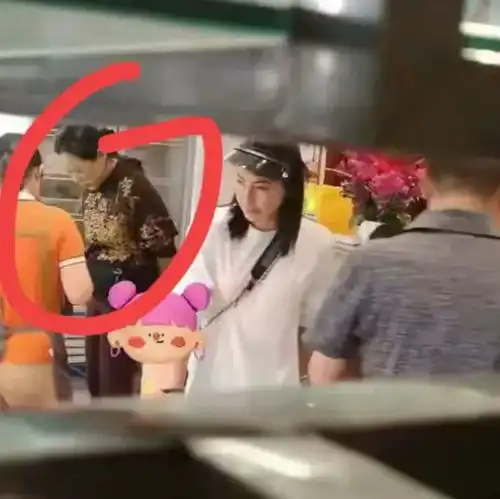 霍启刚一家云南度假,朱玲玲和郭晶晶妈妈陪同,祖孙三代其乐融融