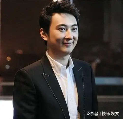 35岁王思聪带5位美女开房两辆奔驰忙接送,网友呼吁其注意身体