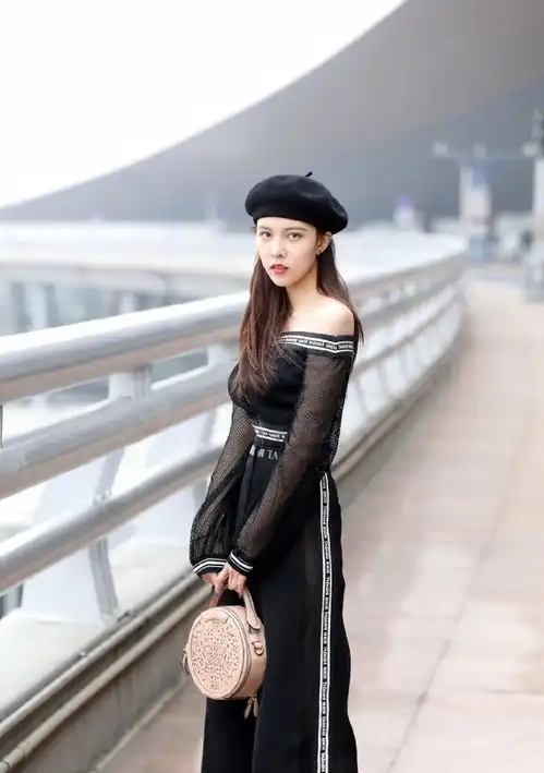 初春造型上新啦宋妍霏穿连体裤配贝雷帽,优雅指数max