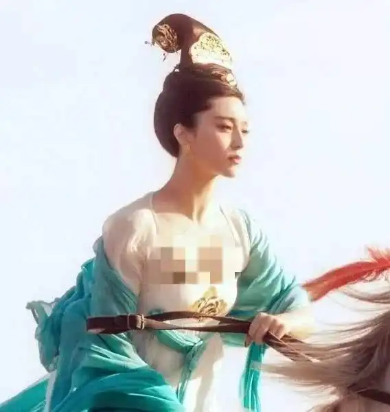 上联二人土上坐,杨贵妃瞬间对出下联,网友我也行