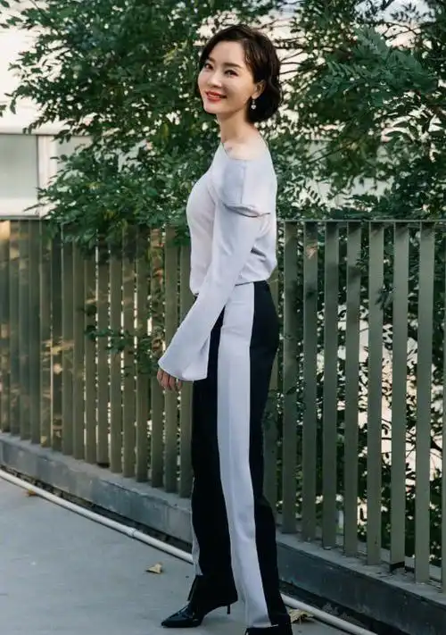 陈数应该是最具高级感的中年女星,五官精致,气质由内而外散发