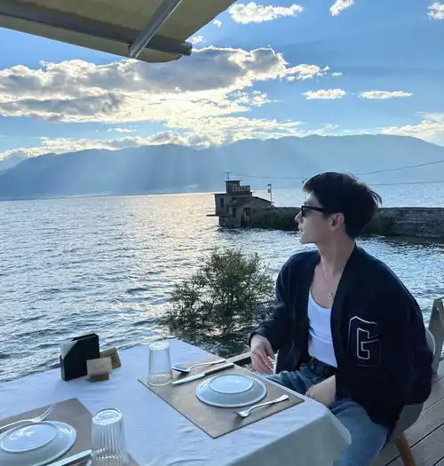 杨洋晒旅游照片,蓝天白云大海,与美少年成一幅美丽的画面
