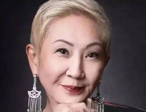 徐克秀恩爱,婚内出轨抛弃36年妻子与小30岁助理恋爱,被众人怒骂