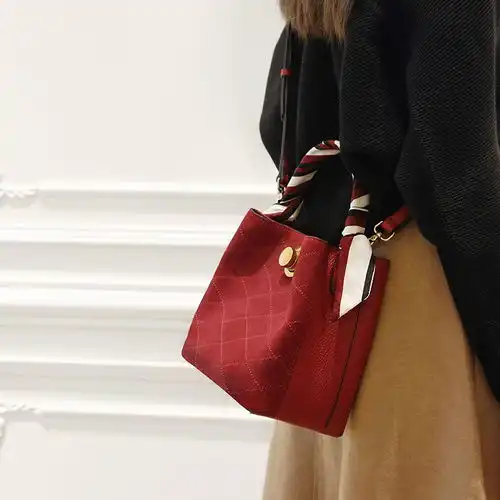 2019包包流行开运红,惊艳好搭配,女人背上走好运