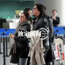 高晓松黑装白鞋玩混搭与女助理同行热聊