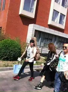 陈妍希北体慢跑秀美腿食堂打饭似邻班女生