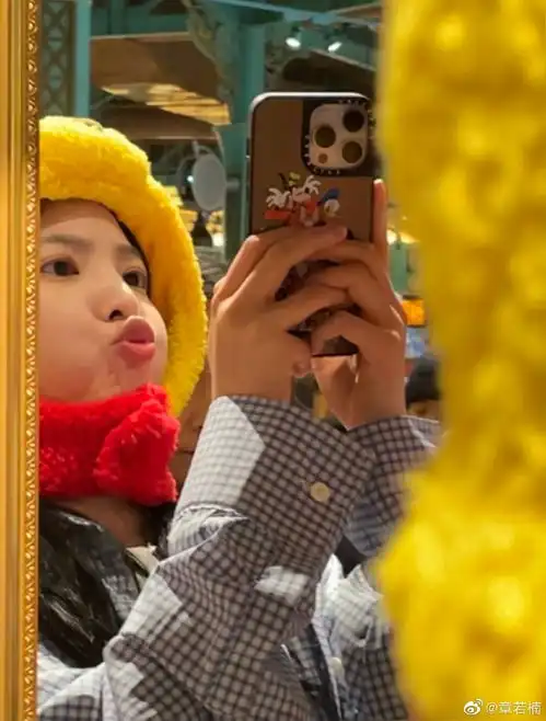 章若楠穿印花抹胸裙清新可人对镜笑容甜度满分