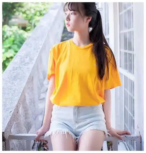 牛仔裤的搭配穿出成熟女性的优雅魅力,展现独特的美丽